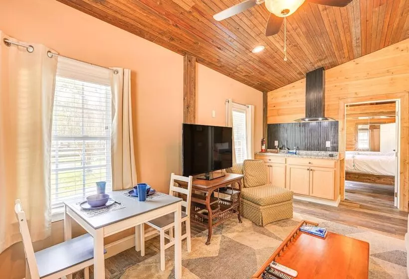 Tranquil Suite W/ Porch < 2 Mi To Cedar Lakes!