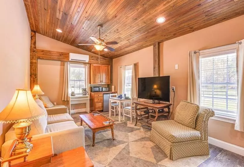 Tranquil Suite W/ Porch < 2 Mi To Cedar Lakes!