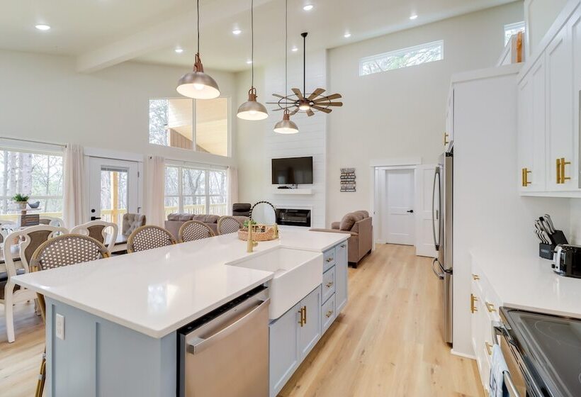 Waterfront Retreat On Greers Ferry Lake W/ Hot Tub