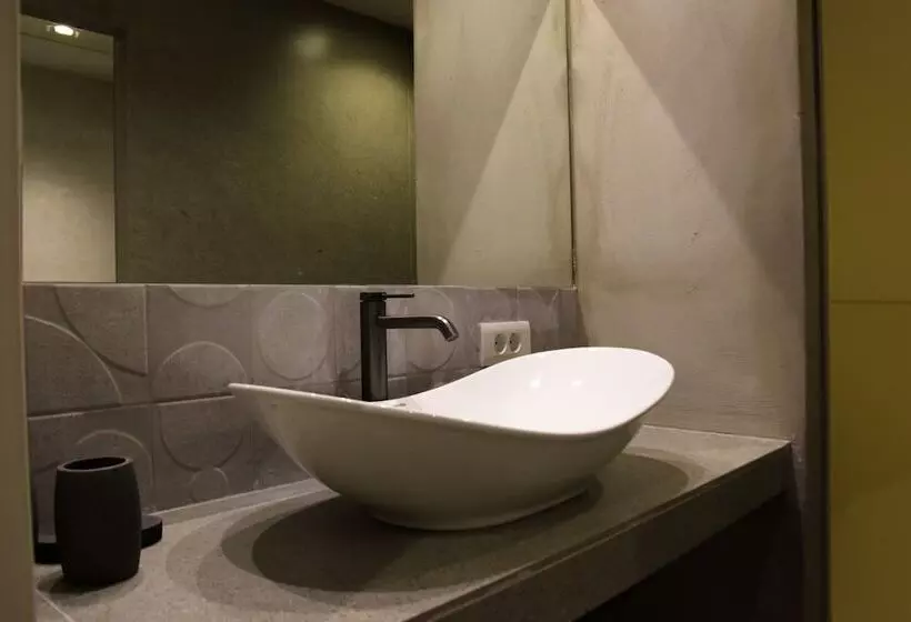 99 Adrianou Apartments