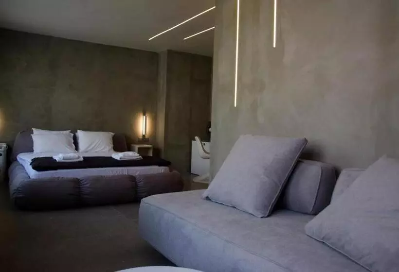 99 Adrianou Apartments