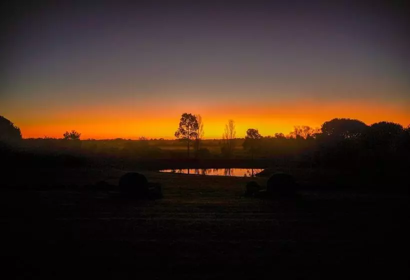 Aamiaismajoitus (B&B) Honeysuckle Barn & Garden