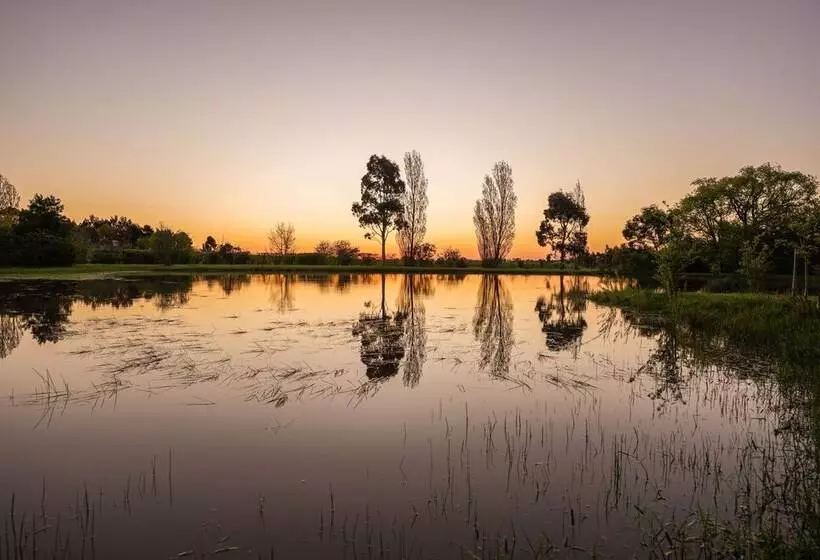 Aamiaismajoitus (B&B) Honeysuckle Barn & Garden