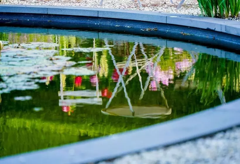 Aamiaismajoitus (B&B) Honeysuckle Barn & Garden