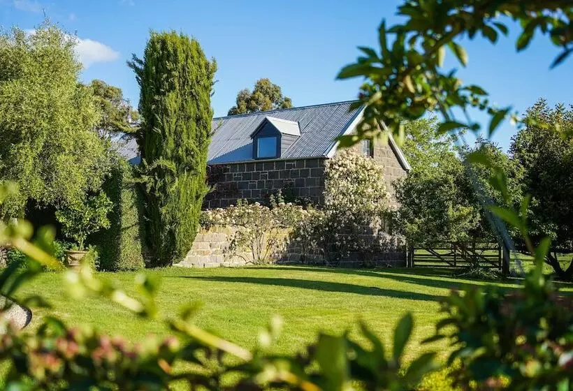 Aamiaismajoitus (B&B) Honeysuckle Barn & Garden