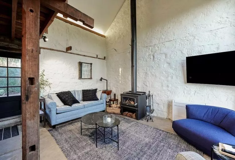 Aamiaismajoitus (B&B) Honeysuckle Barn & Garden