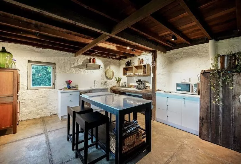 Aamiaismajoitus (B&B) Honeysuckle Barn & Garden