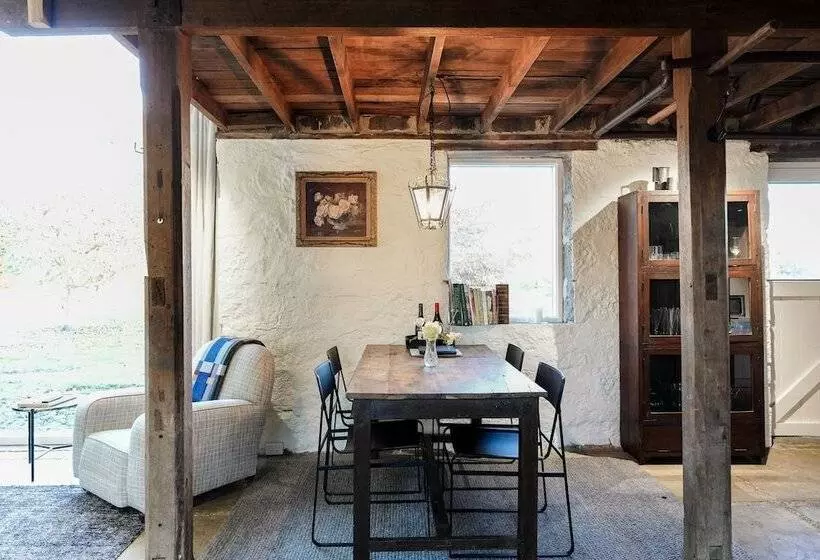 Aamiaismajoitus (B&B) Honeysuckle Barn & Garden