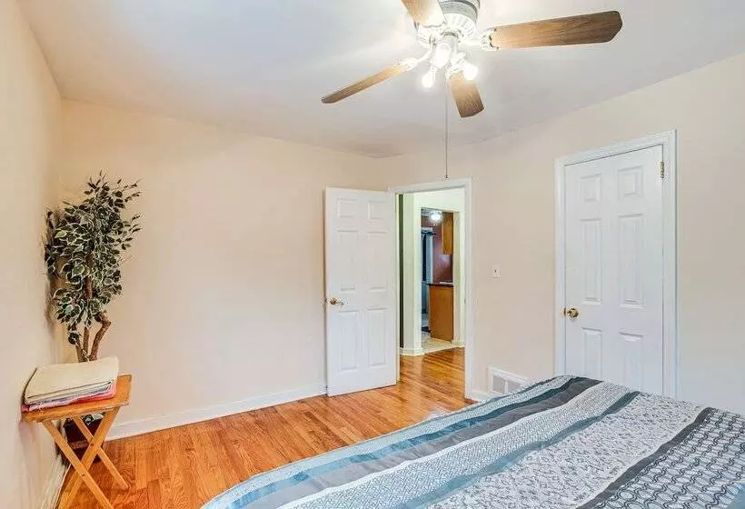 Charming Bergenfield Retreat: 16 Mi To Manhattan!