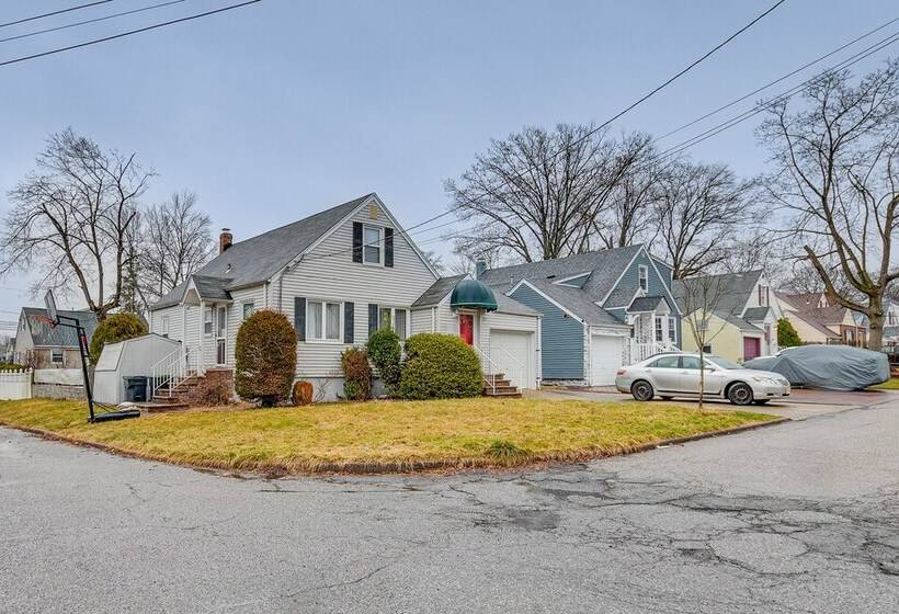 Charming Bergenfield Retreat: 16 Mi To Manhattan!