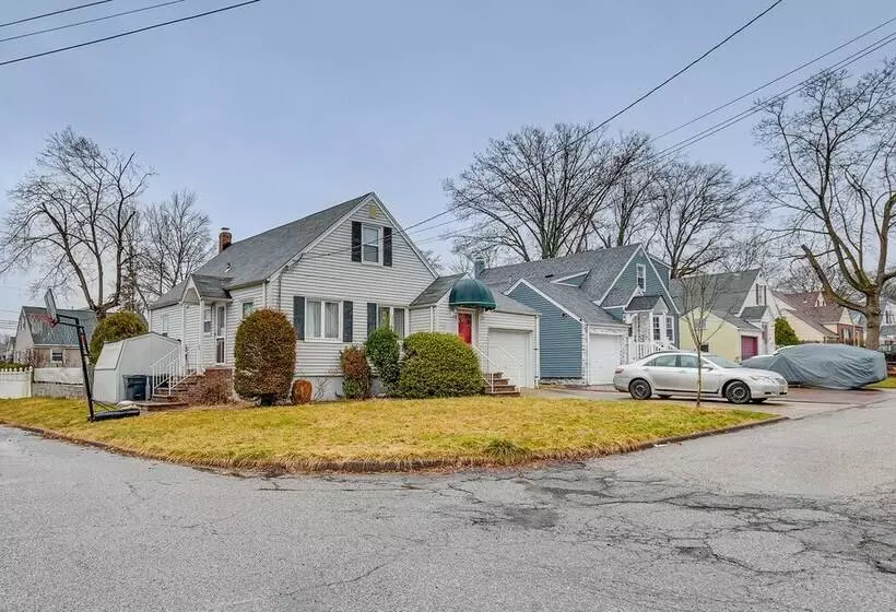 Charming Bergenfield Retreat: 16 Mi To Manhattan!