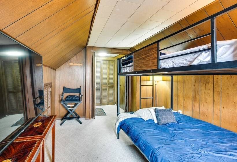 Charming Bergenfield Retreat: 16 Mi To Manhattan!