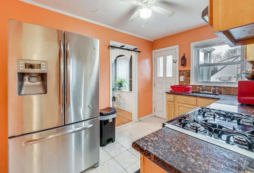 Charming Bergenfield Retreat: 16 Mi To Manhattan!