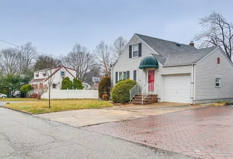 Charming Bergenfield Retreat: 16 Mi To Manhattan!