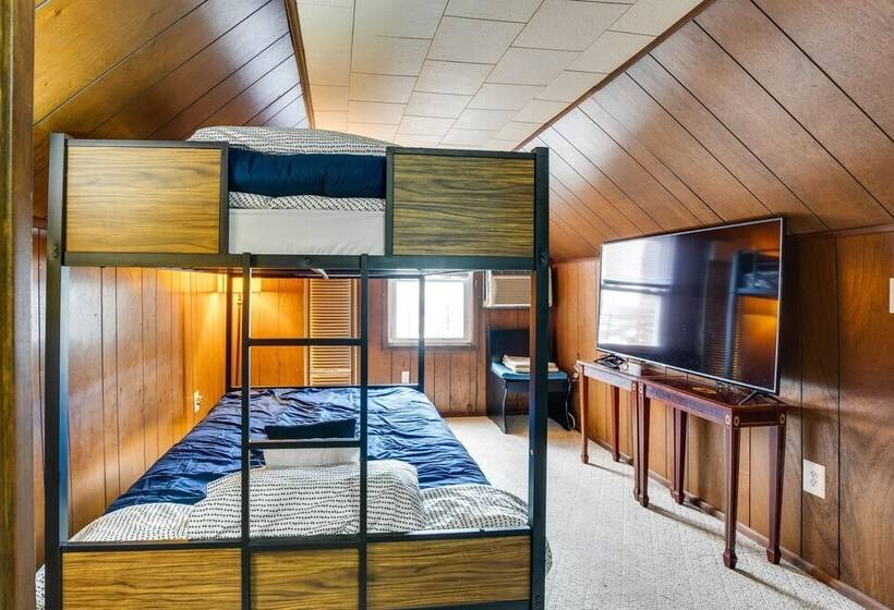 Charming Bergenfield Retreat: 16 Mi To Manhattan!