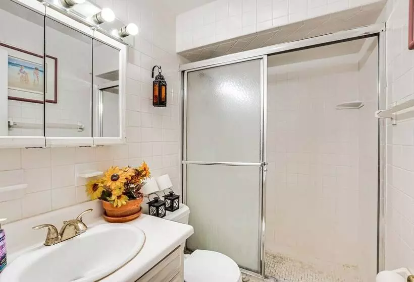 Charming Bergenfield Retreat: 16 Mi To Manhattan!