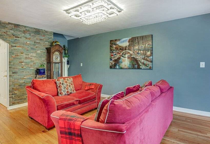 Charming Bergenfield Retreat: 16 Mi To Manhattan!