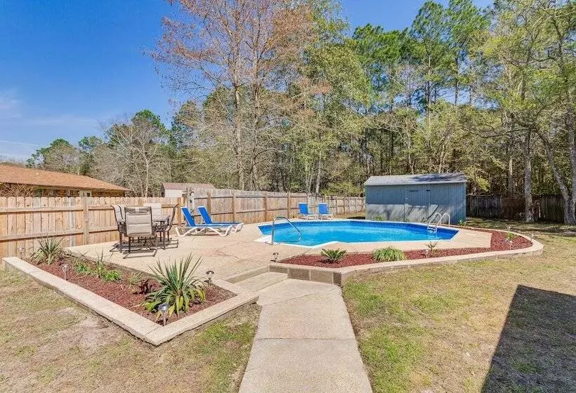 Charming Pensacola Home W/ Screened Lanai & Grill!