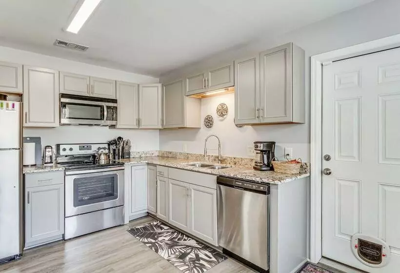 Charming Pensacola Home W/ Screened Lanai & Grill!