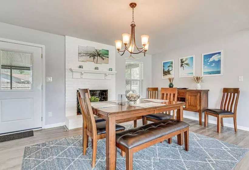 Charming Pensacola Home W/ Screened Lanai & Grill!