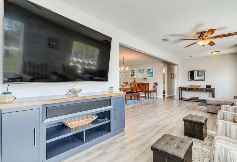 Charming Pensacola Home W/ Screened Lanai & Grill!