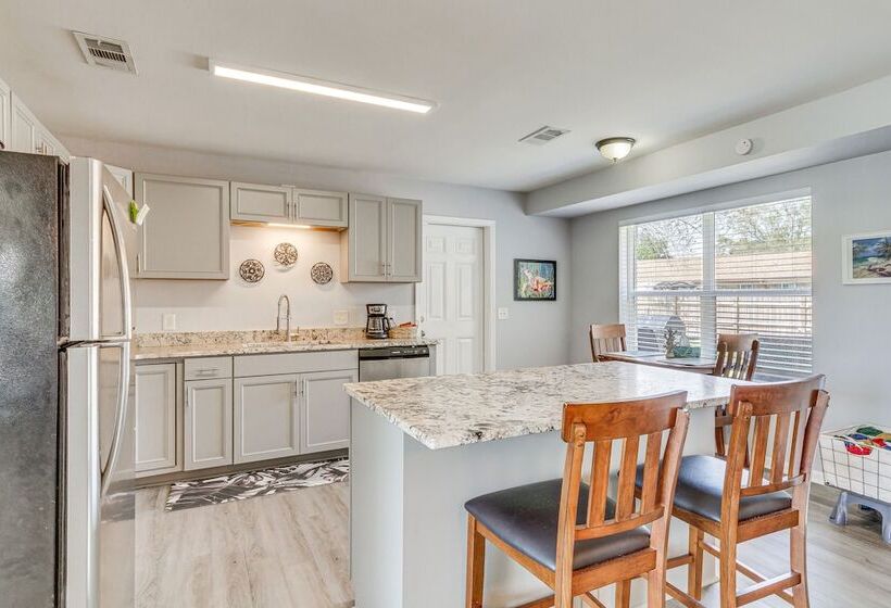 Charming Pensacola Home W/ Screened Lanai & Grill!