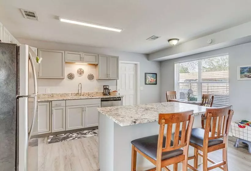 Charming Pensacola Home W/ Screened Lanai & Grill!