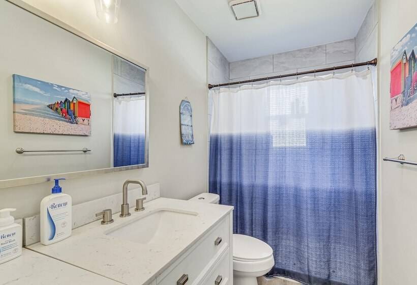 Charming Pensacola Home W/ Screened Lanai & Grill!