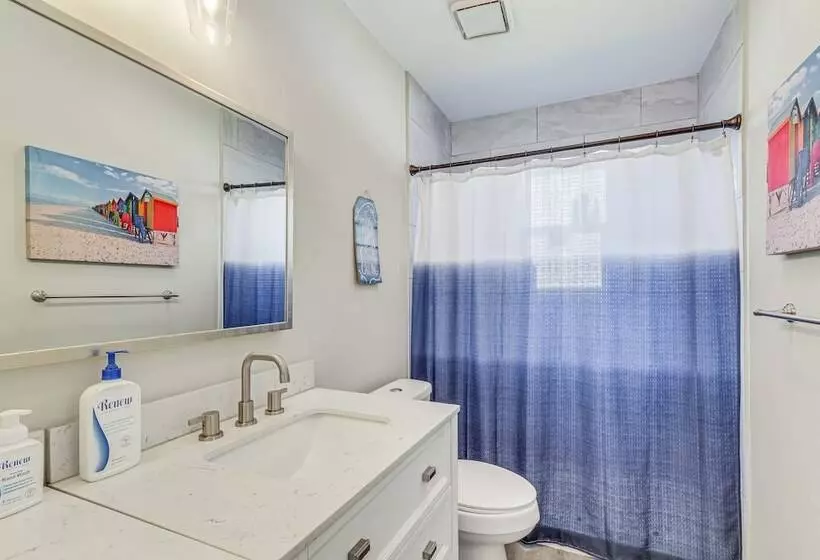 Charming Pensacola Home W/ Screened Lanai & Grill!