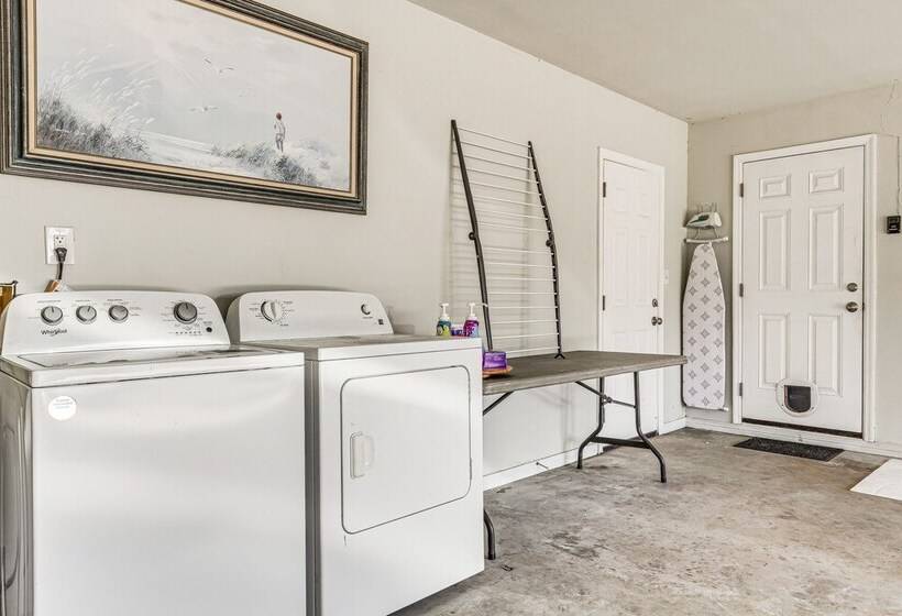 Charming Pensacola Home W/ Screened Lanai & Grill!