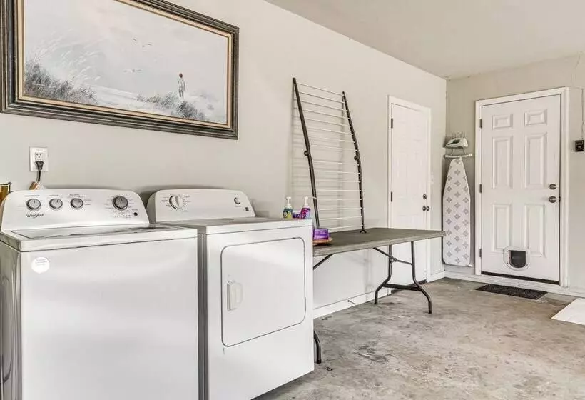 Charming Pensacola Home W/ Screened Lanai & Grill!