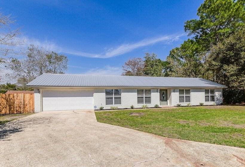 Charming Pensacola Home W/ Screened Lanai & Grill!