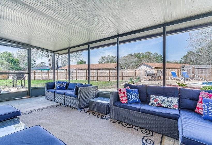 Charming Pensacola Home W/ Screened Lanai & Grill!