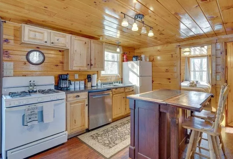 Cozy Laconia Cabin, Close To Winnipesaukee Pier!