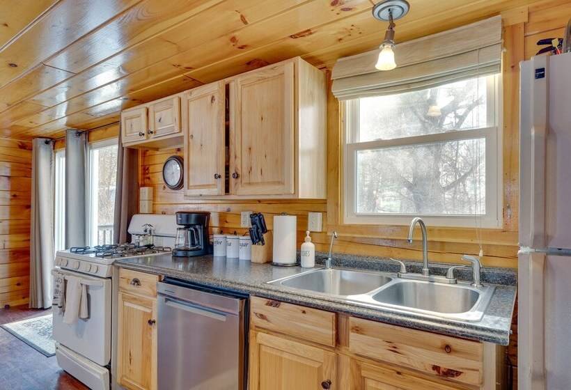 Cozy Laconia Cabin, Close To Winnipesaukee Pier!