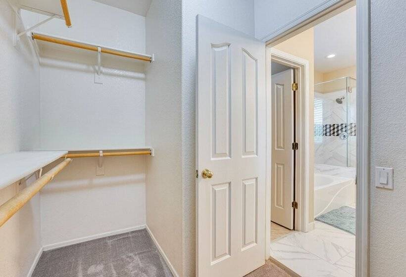 Family Friendly Phoenix Home: 5 Mi To Westgate!