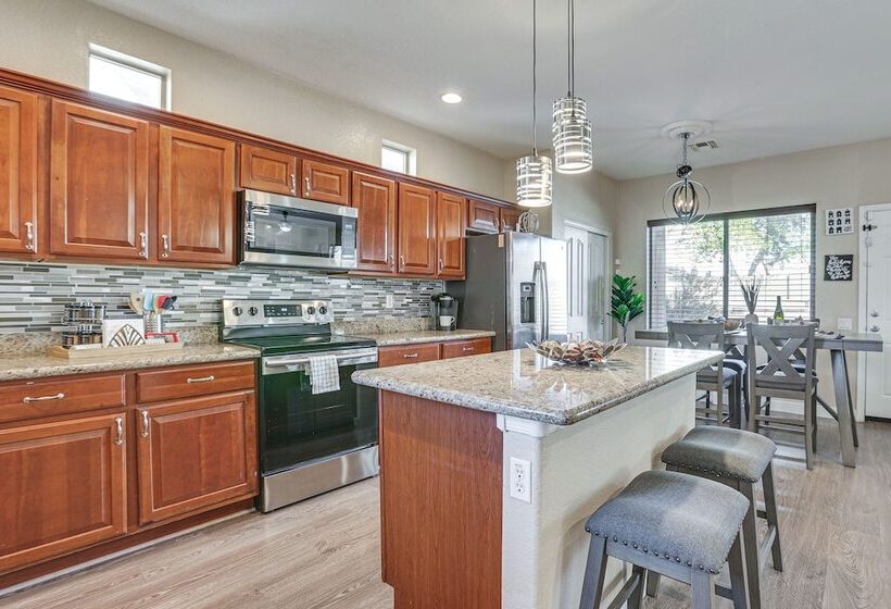 Family Friendly Phoenix Home: 5 Mi To Westgate!