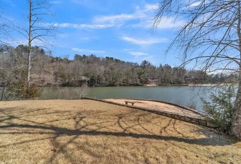 ホテル Lake Lure Retreat   A Beautiful Lakefront Lodge On Mirror Lake Waterfront Newly Expanded Deck 4 Bedr