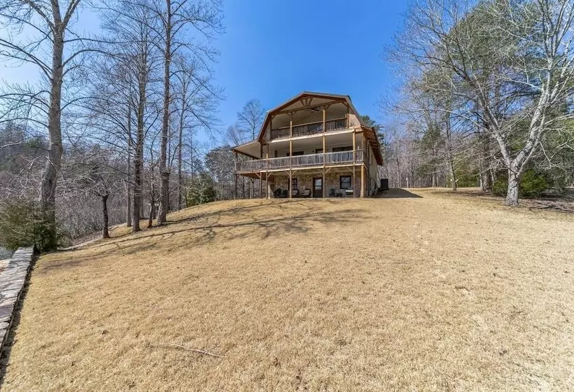 ホテル Lake Lure Retreat   A Beautiful Lakefront Lodge On Mirror Lake Waterfront Newly Expanded Deck 4 Bedr