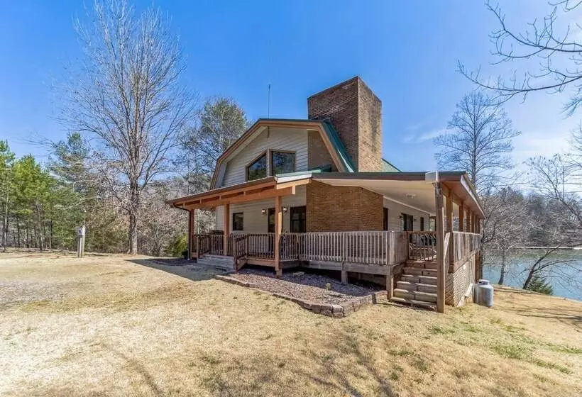 ホテル Lake Lure Retreat   A Beautiful Lakefront Lodge On Mirror Lake Waterfront Newly Expanded Deck 4 Bedr
