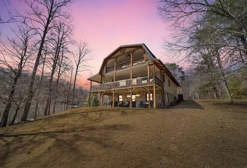 ホテル Lake Lure Retreat   A Beautiful Lakefront Lodge On Mirror Lake Waterfront Newly Expanded Deck 4 Bedr