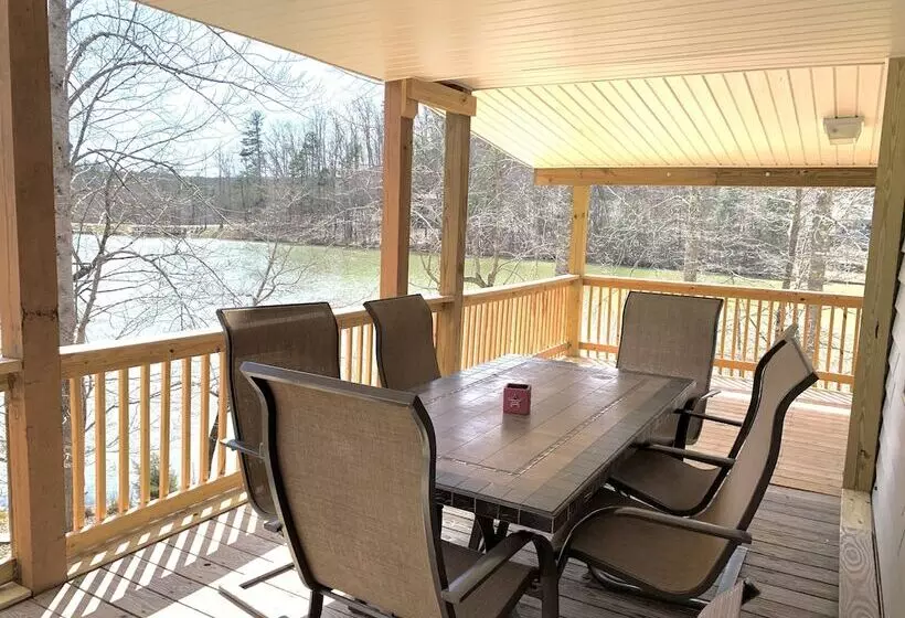 ホテル Lake Lure Retreat   A Beautiful Lakefront Lodge On Mirror Lake Waterfront Newly Expanded Deck 4 Bedr