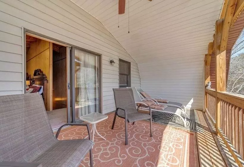 ホテル Lake Lure Retreat   A Beautiful Lakefront Lodge On Mirror Lake Waterfront Newly Expanded Deck 4 Bedr