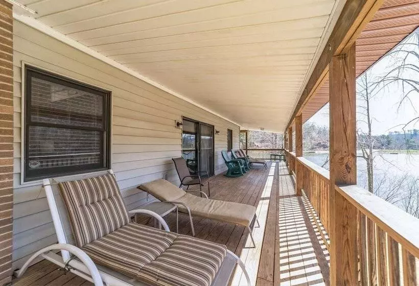ホテル Lake Lure Retreat   A Beautiful Lakefront Lodge On Mirror Lake Waterfront Newly Expanded Deck 4 Bedr