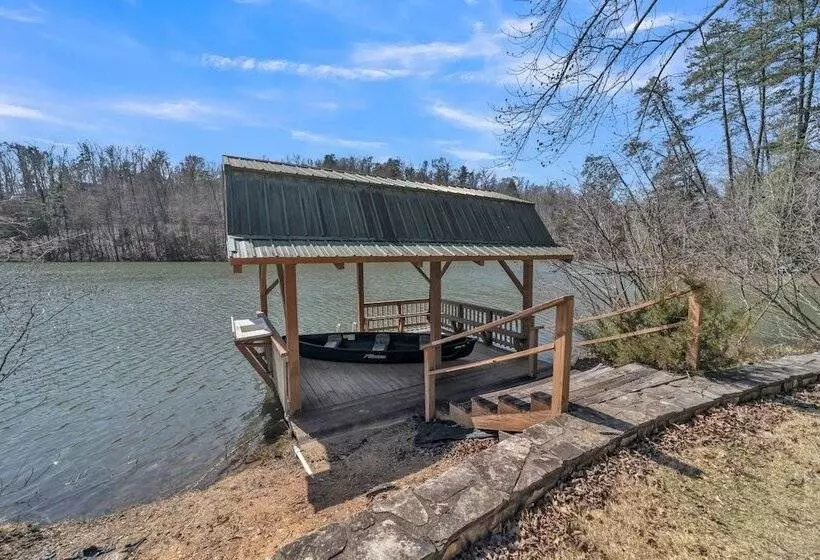 ホテル Lake Lure Retreat   A Beautiful Lakefront Lodge On Mirror Lake Waterfront Newly Expanded Deck 4 Bedr