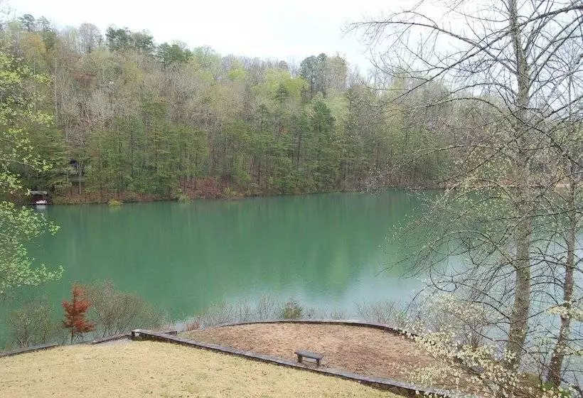 ホテル Lake Lure Retreat   A Beautiful Lakefront Lodge On Mirror Lake Waterfront Newly Expanded Deck 4 Bedr