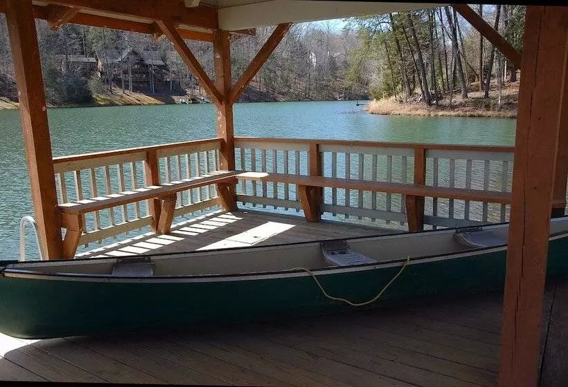 ホテル Lake Lure Retreat   A Beautiful Lakefront Lodge On Mirror Lake Waterfront Newly Expanded Deck 4 Bedr
