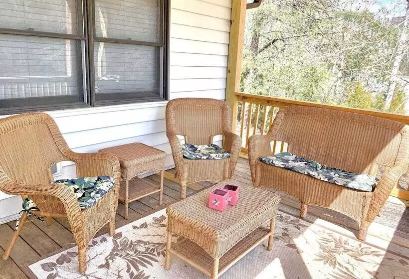 ホテル Lake Lure Retreat   A Beautiful Lakefront Lodge On Mirror Lake Waterfront Newly Expanded Deck 4 Bedr