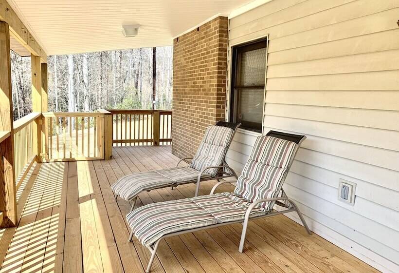 호텔 Lake Lure Retreat   A Beautiful Lakefront Lodge On Mirror Lake Waterfront Newly Expanded Deck 4 Bedr