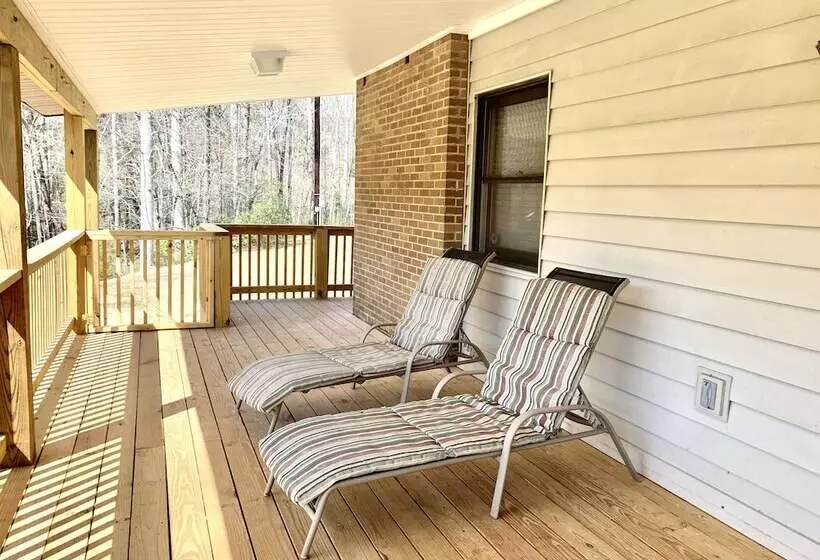 ホテル Lake Lure Retreat   A Beautiful Lakefront Lodge On Mirror Lake Waterfront Newly Expanded Deck 4 Bedr